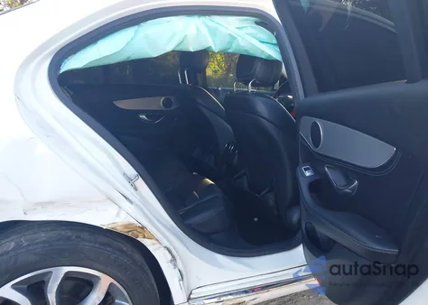 2015 Mercedes-Benz C 300 4Matic из США, поврежденный, VIN 55SWF4KB1FU015775